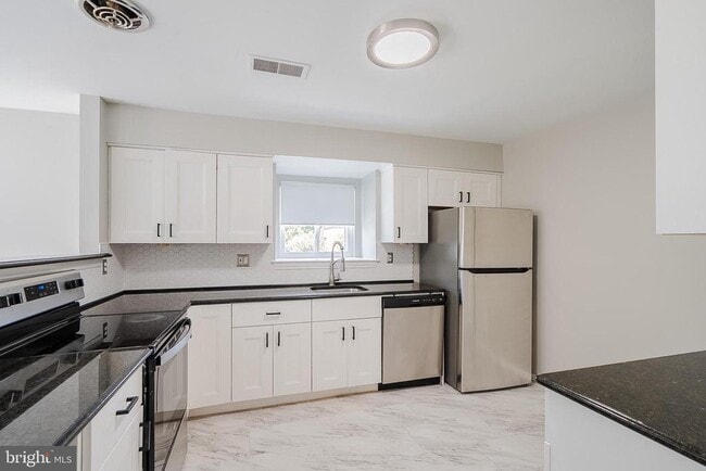 Building Photo - 7932 Silverada Pl