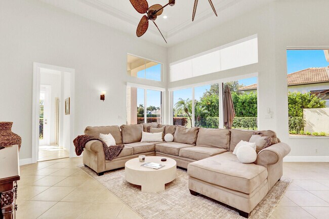 Building Photo - 528 Les Jardin Dr