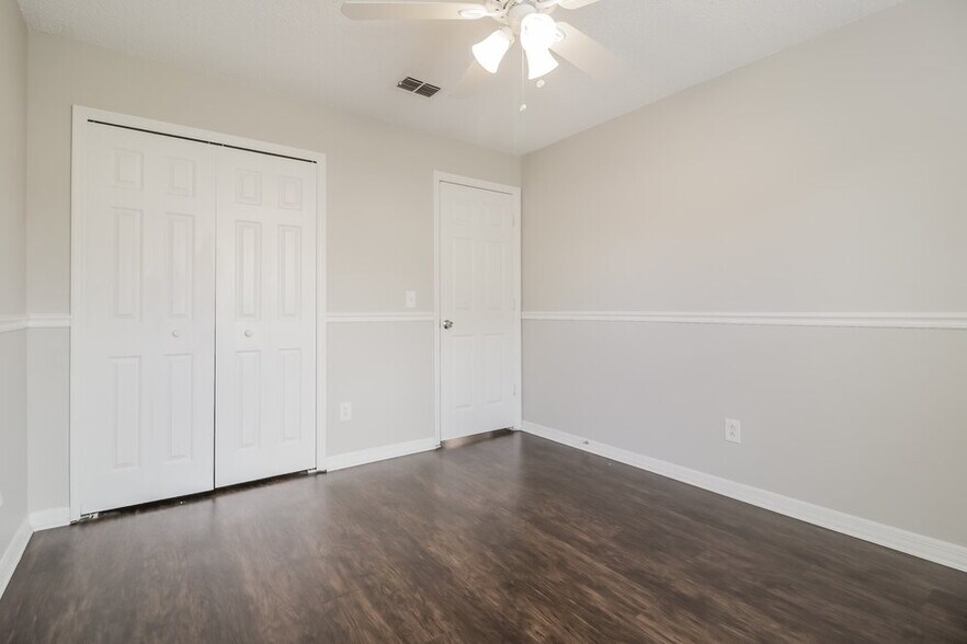 Building Photo - 2630 Delcrest Dr