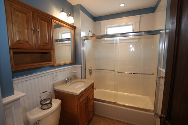 full bath - 5 Manning St