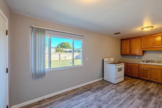 Building Photo - 1321 Delamar Ave NW