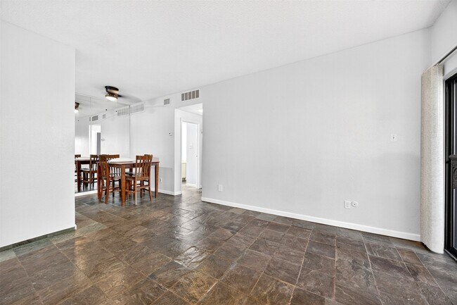 Building Photo - 10053 Westpark Dr