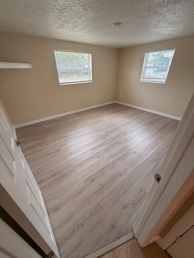 Building Photo - 4720 Salem Dr