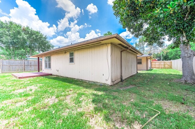 Building Photo - 1922 Arcadia Dr