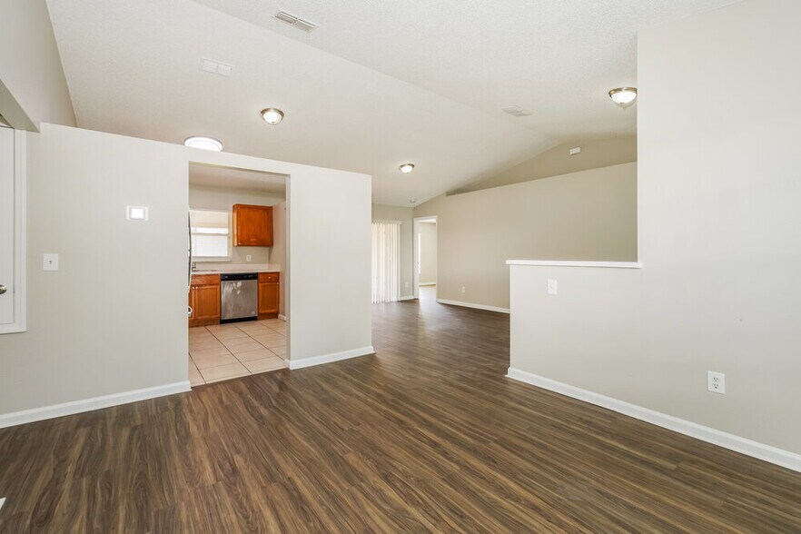 Building Photo - 646 Jaguar Ct