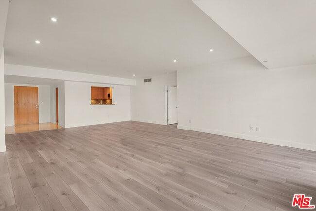 Building Photo - 13600 Marina Pointe Dr