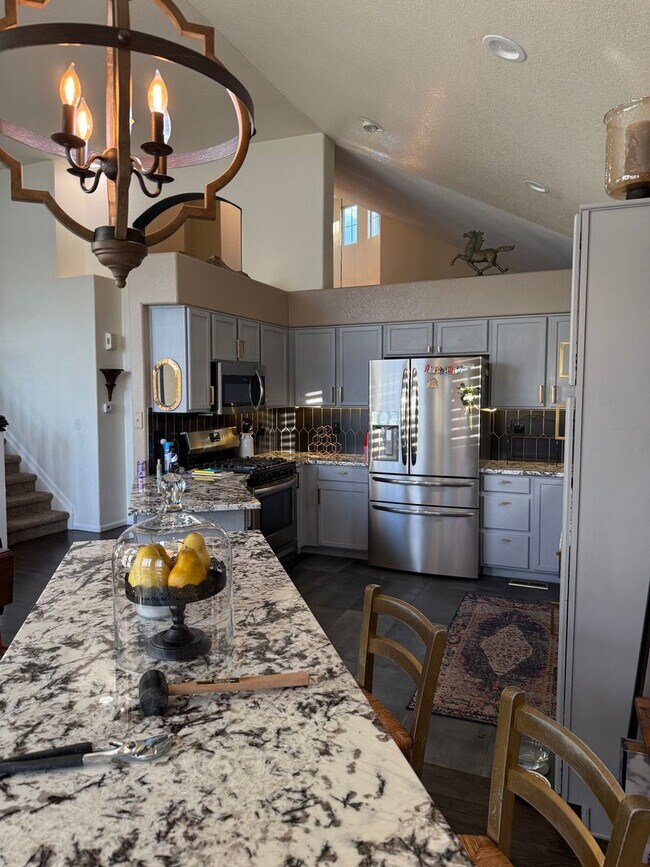 Building Photo - Single Family Beautiful Furnished 3 Bedroom/2.5 Bathroom with Flexible Lease terms.