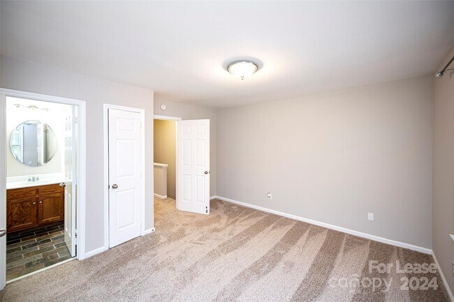 Building Photo - 8225 Pineville-Matthews Rd