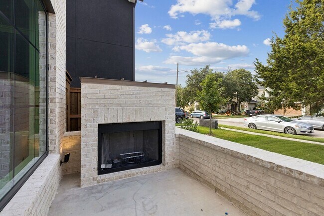Building Photo - 2026 Euclid Ave