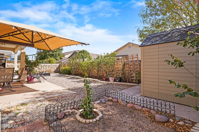 Building Photo - 14560 Meadow Lawn