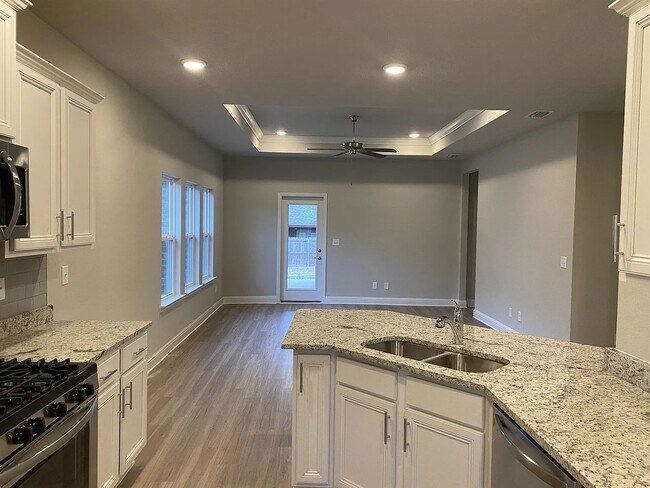 Building Photo - 1348 Rosefield Dr W