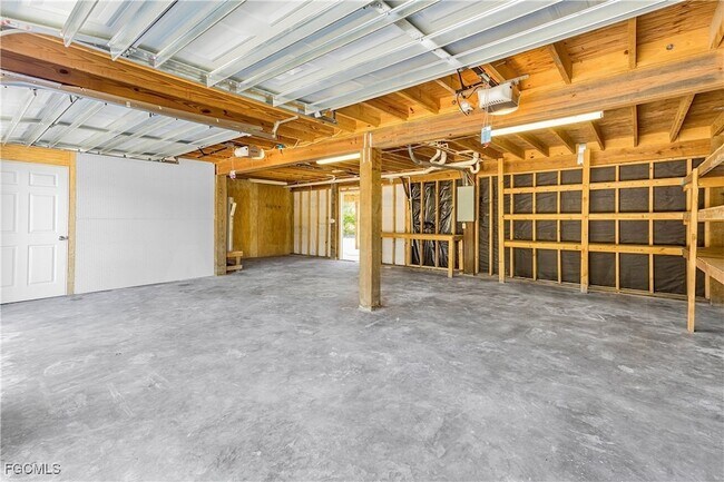 Building Photo - 10697 Holly Rd