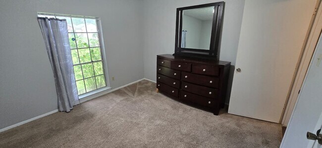 Building Photo - 1419 Twining Oaks Ln