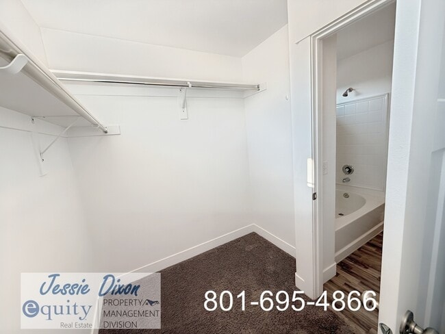 Building Photo - 1822 W Parkview Dr