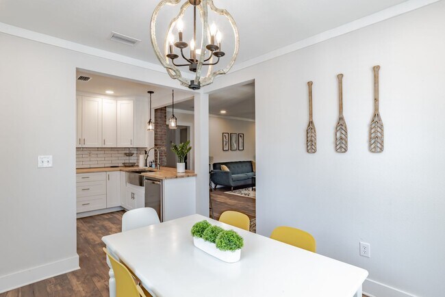 Building Photo - Stylish 3 Bedroom Bungalow near NAS and Be...