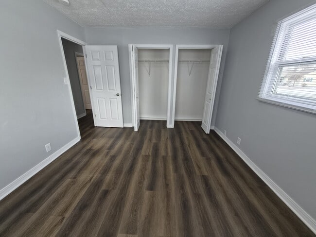 Building Photo - 484 Carol Dr