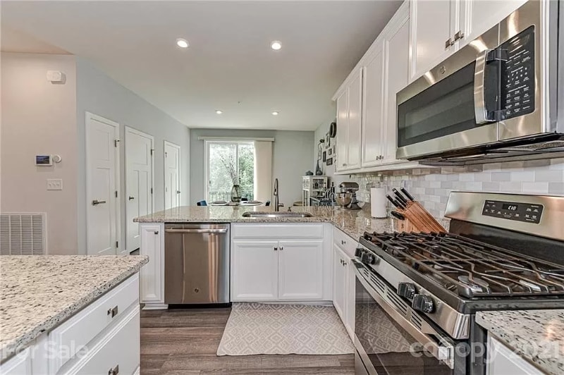 Building Photo - 272 Parkwood Ave