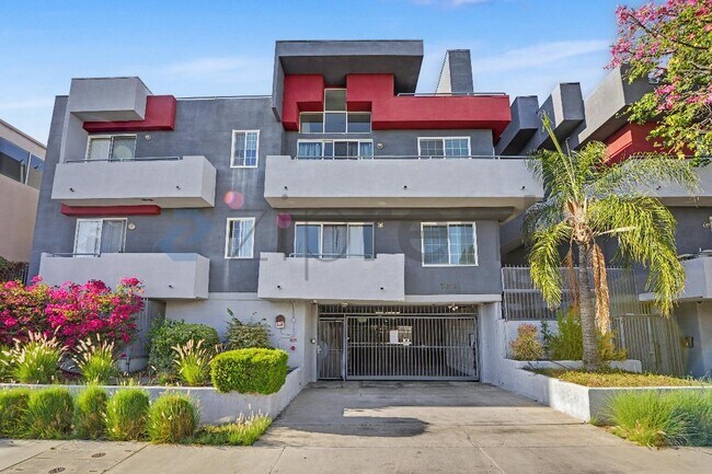 Building Photo - 5051 Rosewood Ave
