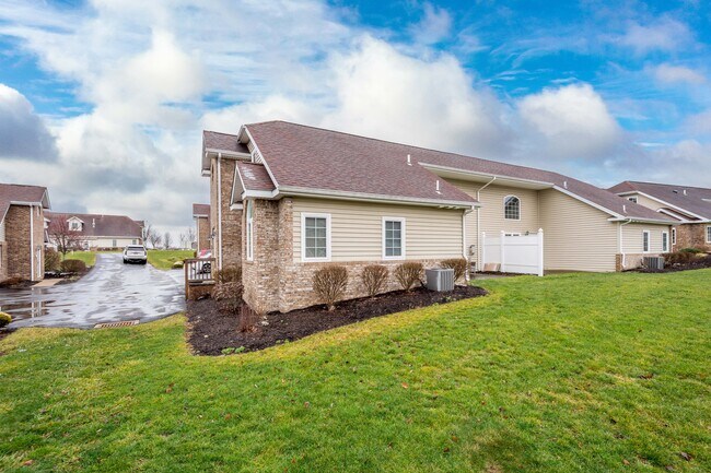 Building Photo - 72 Nicholas Dr