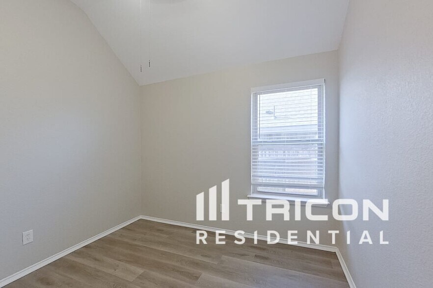 Building Photo - 2213 Wakecrest Dr