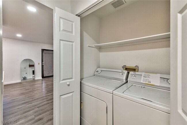 Building Photo - 4150 Sanderling Cir