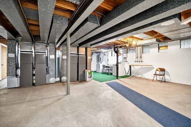 Building Photo - Eeeeeeeeee!