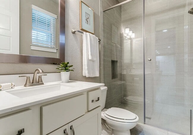 Building Photo - Townhome For Rent Half off deposit for OCT...