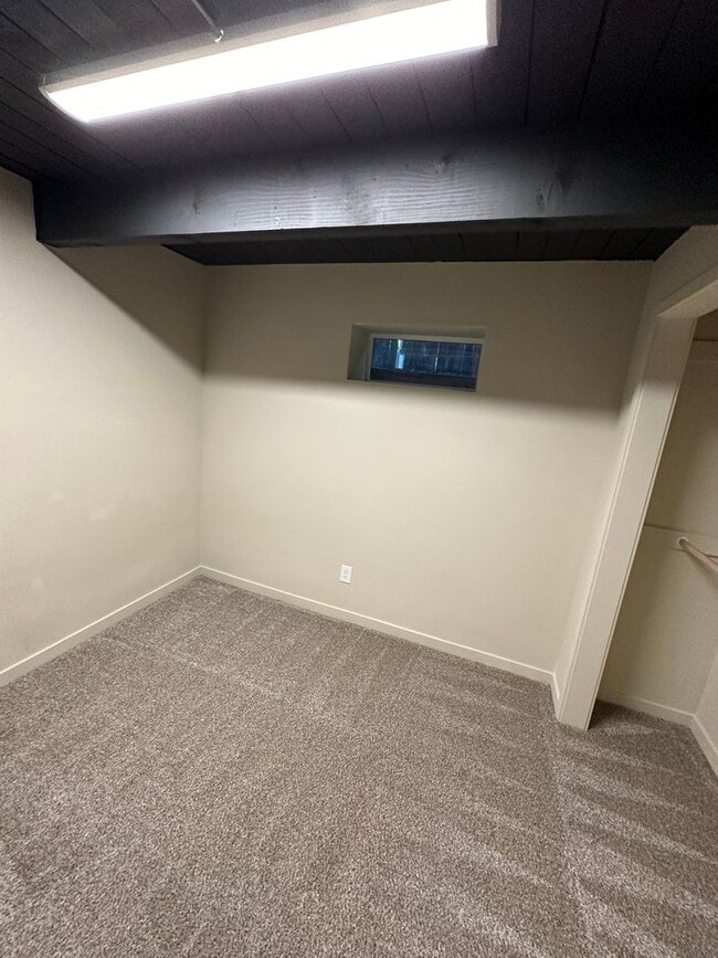 Building Photo - Bench Location Just Minutes to Downtown and BSU!