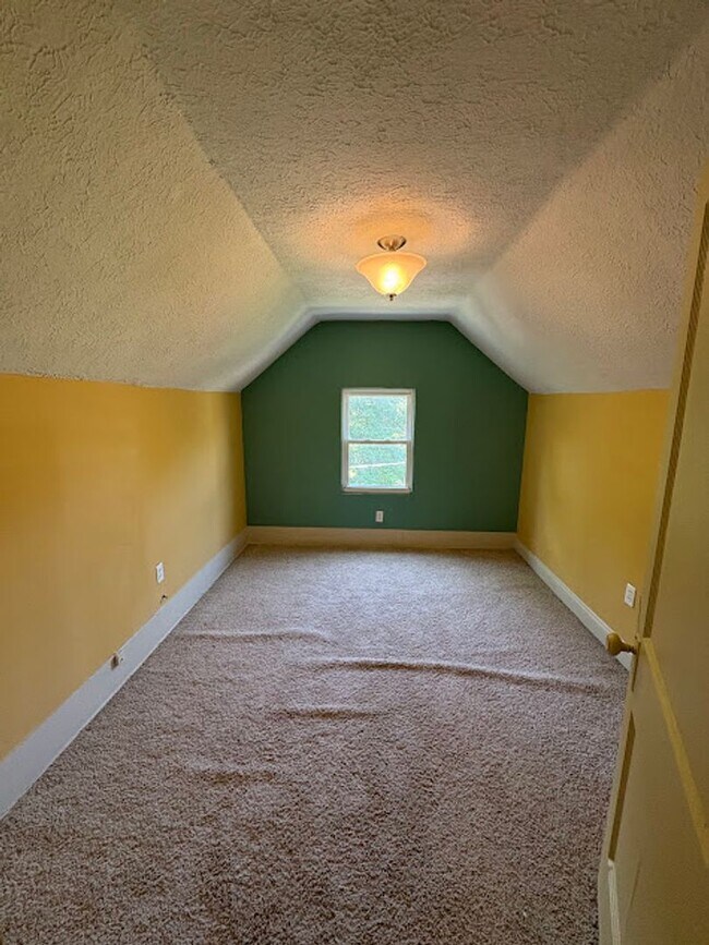 Building Photo - 3 Bedroom 1 Bathroom Home Ready to Rent!