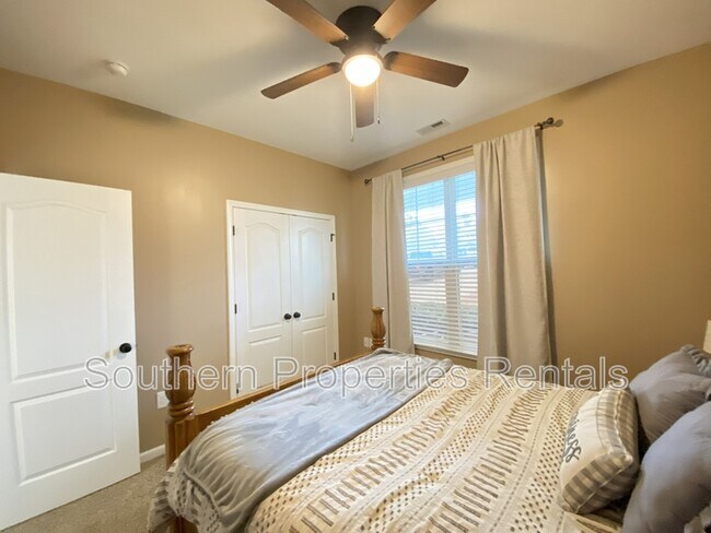 Building Photo - 463 Juno Dr