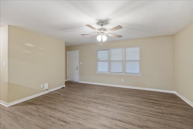 Building Photo - 207 Iris Cir