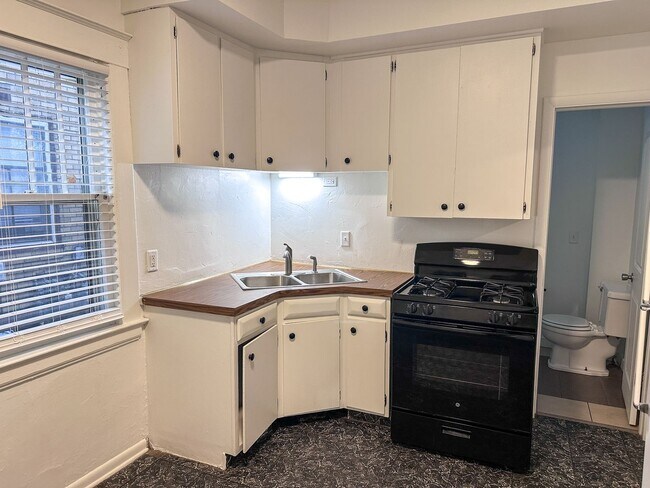 Building Photo - 734 Fountain St NE