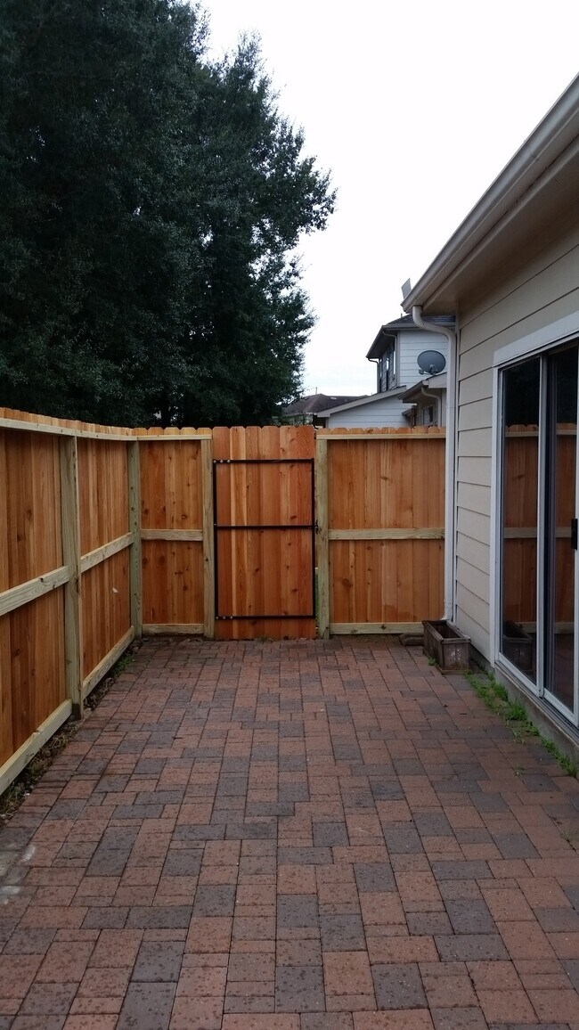 Building Photo - 16026 Summerville Lake Dr