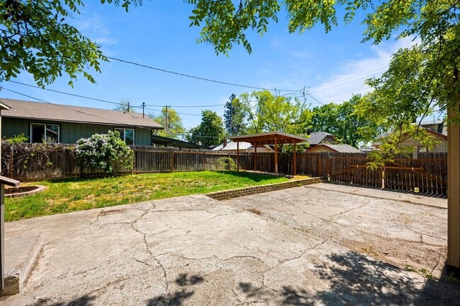 Building Photo - 5 Bedroom Northeast Spokane Home! - Availa...