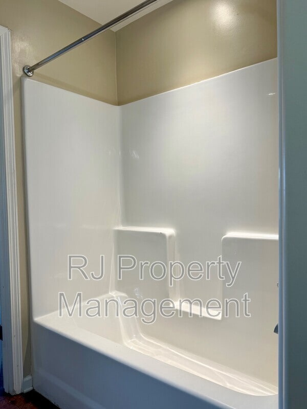 Building Photo - 5520 Kaitlyn Dr E