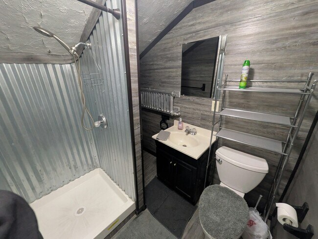 Building Photo - 82 200 N