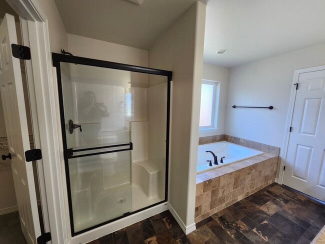 Building Photo - 1/2 off First Month's Rent- South Richland Location, 3 bed, 2.5 ba + Bonus Room