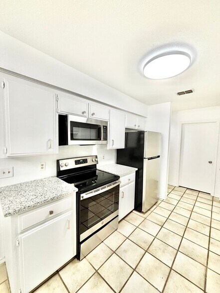 Building Photo - 2123 Mistletoe Ave