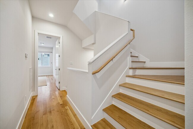 Building Photo - 2715 St Emanuel St