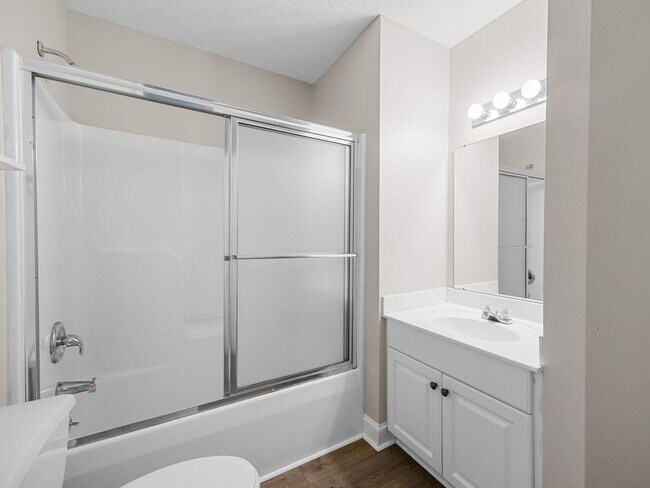 Building Photo - Freshly Renovated 3 BR, 2 BA Townhome Cent...
