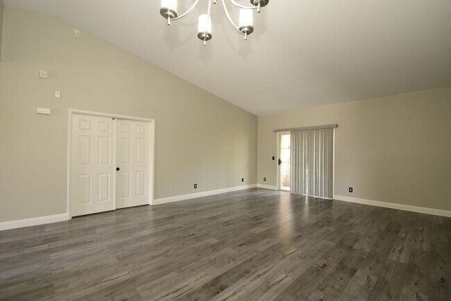 Building Photo - Live In The Heart Of Summerlin 2 Bed 2 Bat...