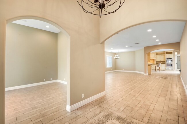 Building Photo - Gorgeous 3,000+ sq ft home in Glendora wit...
