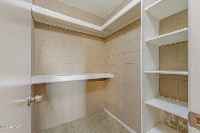 Building Photo - 501 W Yukon Dr