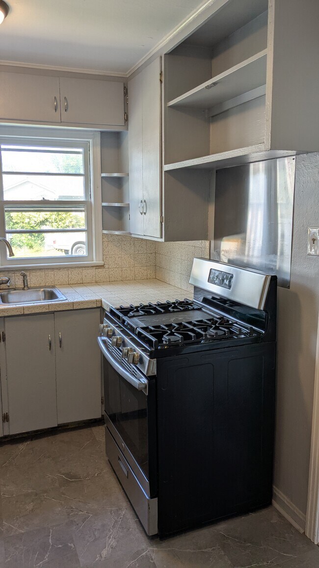 Kitchen - 3500 Wilma Ave