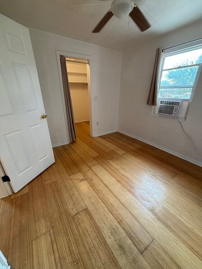 Building Photo - Move in Special half off first months rent - 3 bedroom 1 bath home in Sarasota