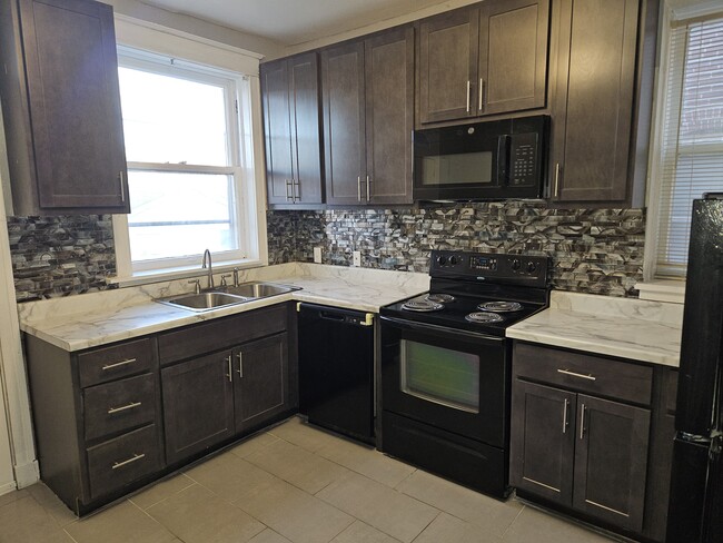 Kitchen - 4915 Northland Pl