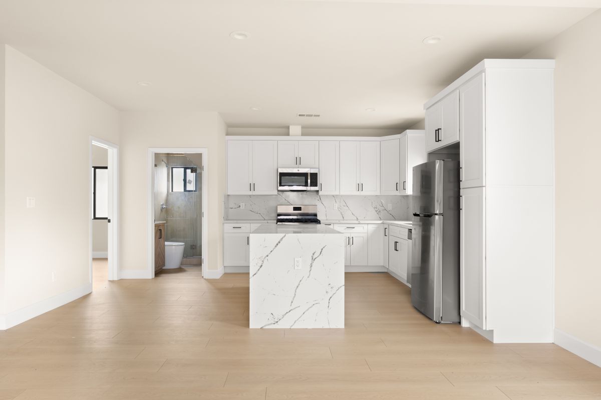 Building Photo - 5670 Lexington Ave