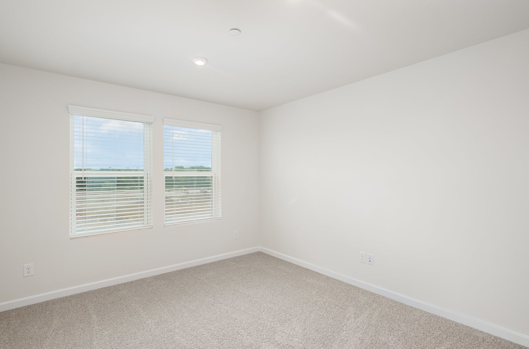 Building Photo - 605 Club View Way