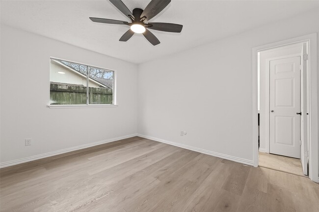 Building Photo - 16235 La Terra Dr