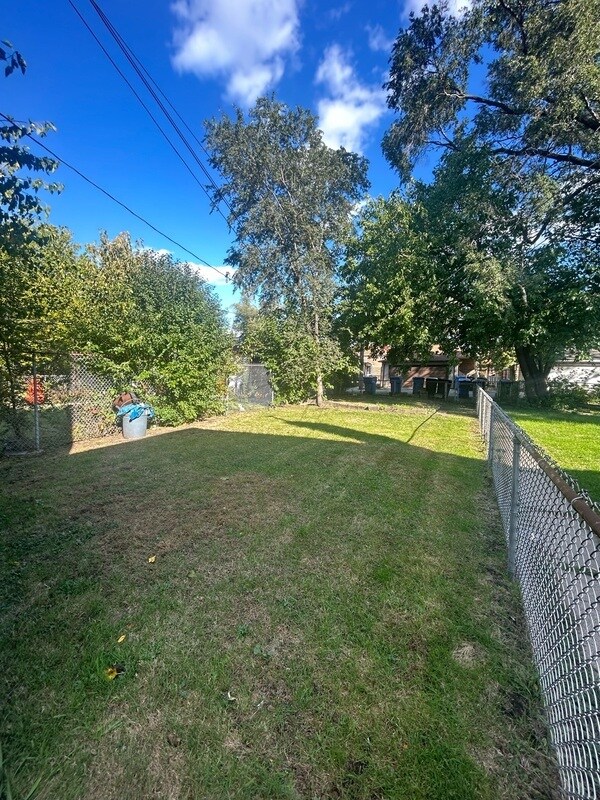 Building Photo - 8825 S Kenwood Ave